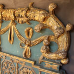 Antiquariato Fastosa testata di letto in legno dorata e laccata azzurra