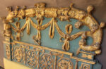 Antiquariato Fastosa testata di letto in legno dorata e laccata azzurra
